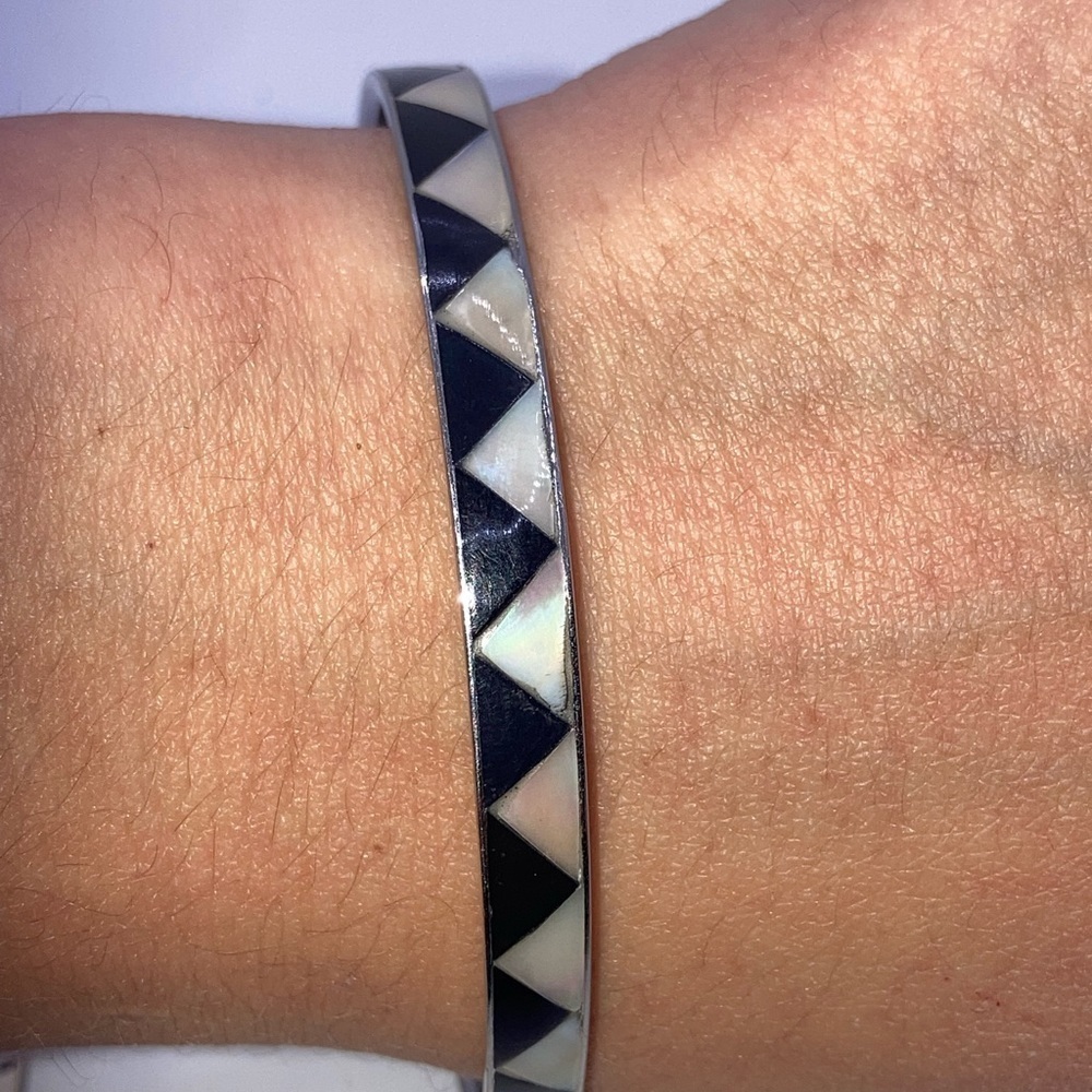 Vtg Mod MOP Mother Of Pearl & Onyx Triangle Inlay Silver Tone Bangle 8” C / 2.5” - Picture 3 of 5